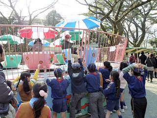 遊園地で遊ぶ