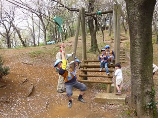ターザンロープで遊ぶ