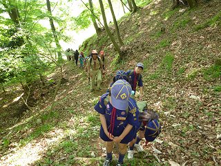 坂を登る