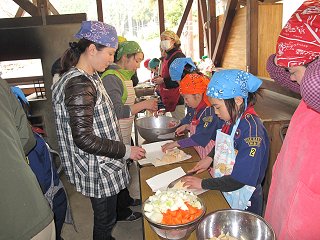 昼食調理中