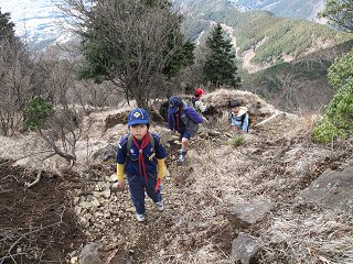 頑張って登ってます