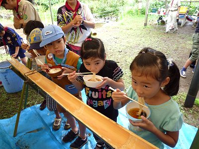 お楽しみの流しそうめん