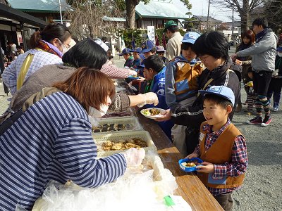 並んでおもちをいただく