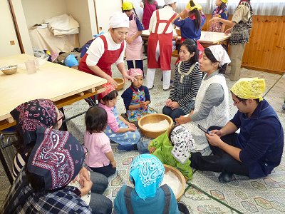 そば粉をこねる