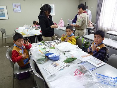 草花を使った絵づくり男子