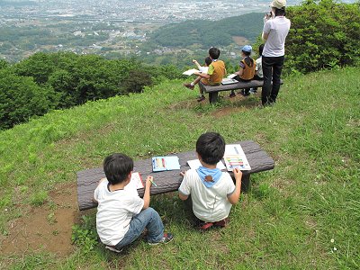 山頂でスケッチ