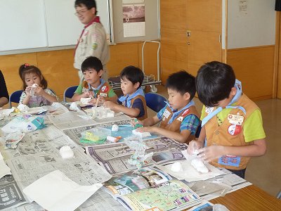 紙粘土をこねる