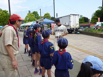 野球のお兄さんも募金