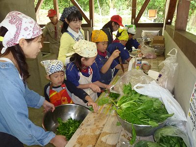 食事の準備開始