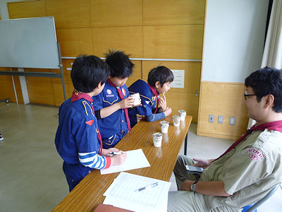 臭い当てです。いったい何の臭いかな 写真