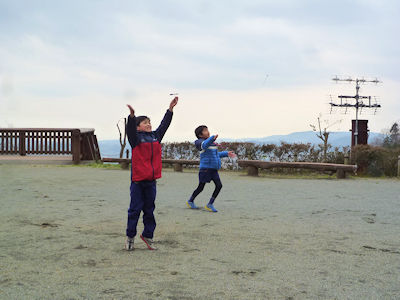 竹トンボ飛ばし 写真