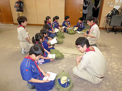 カブ隊・カブブック学習中 写真