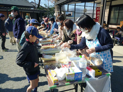 4種類のお餅が配られました 写真
