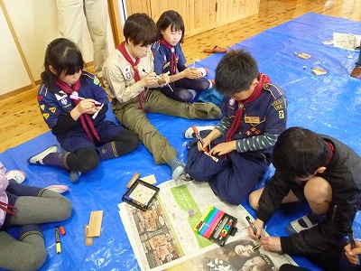 竹とんぼ作製中 写真