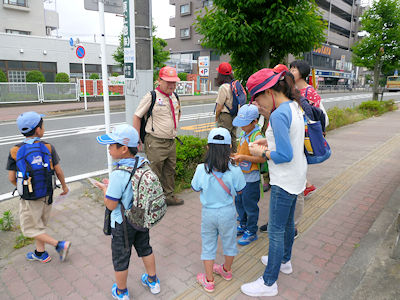 街かど探検実施中 写真
