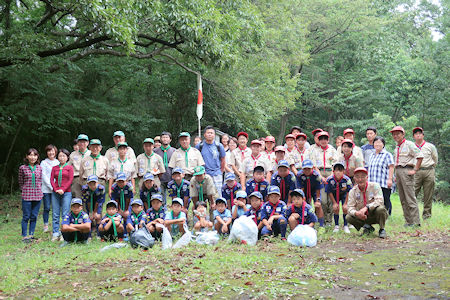 里山で1・2団合同の記念撮影 写真